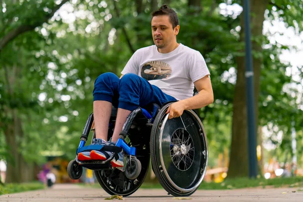 Inkluzivita Muž Zdravotním Postižením Dělá Invalidní Vozík Kaskadérské Kousky Městském — Stock fotografie