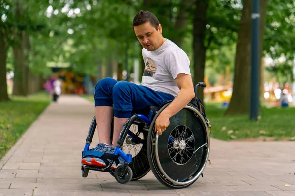 Inclusividad Hombre Con Discapacidad Monta Una Silla Ruedas Largo Del —  Fotos de Stock