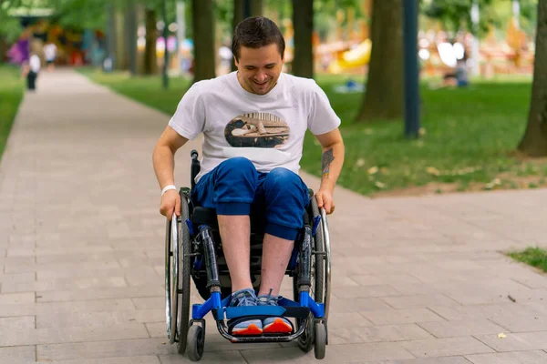 Inclusividad Hombre Con Discapacidad Monta Una Silla Ruedas Largo Del — Foto de Stock