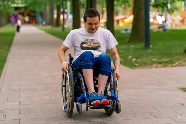 Integracja Człowiek Niepełnosprawny Jeździ Wózku Inwalidzkim Ścieżką Parku Miejskiego Tle — Zdjęcie stockowe