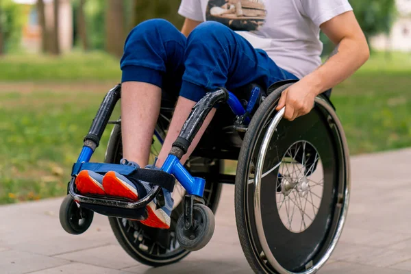 Συμπερίληψη Ένας Άνθρωπος Αναπηρία Κάνει Ακροβατικά Αναπηρικού Αμαξιδίου Ένα Πάρκο — Φωτογραφία Αρχείου