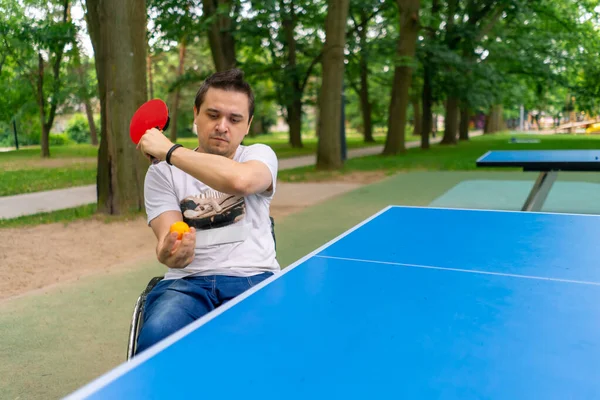 Inclusividad Hombre Discapacitado Silla Ruedas Juega Ping Pong Parque Ciudad — Foto de Stock