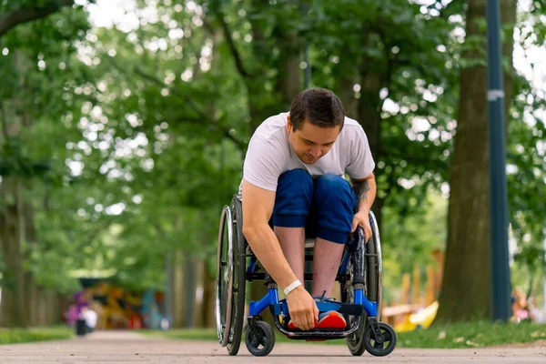 Inclusiviteit Een Man Met Een Handicap Rijdt Een Rolstoel Langs — Stockfoto