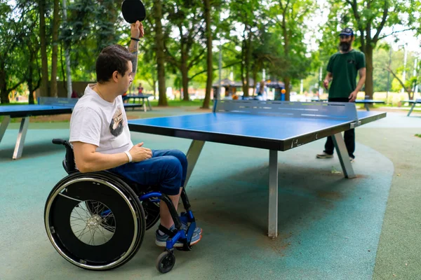 Tekerlekli Sandalyedeki Engelli Bir Adam Şehir Parkında Gri Sakallı Yaşlı — Stok fotoğraf