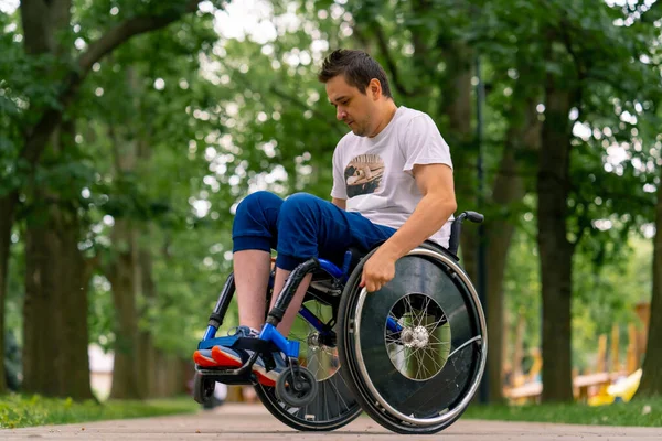 Inkluzivita Muž Zdravotním Postižením Dělá Invalidní Vozík Kaskadérské Kousky Městském — Stock fotografie