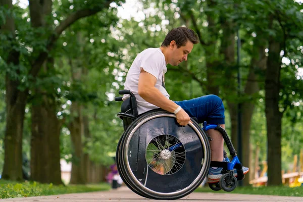 Inclusività Uomo Con Disabilità Acrobazie Con Sedia Rotelle Parco Cittadino — Foto Stock