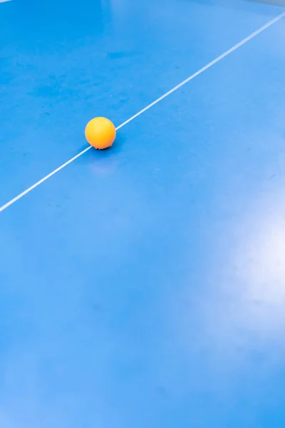 Оранжевый Теннисный Мяч Лежит Синем Теннисном Столе Рядом Сеткой Городском — стоковое фото