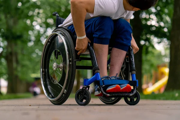 Συμπερίληψη Ένας Άνθρωπος Αναπηρία Κάνει Ακροβατικά Αναπηρικού Αμαξιδίου Ένα Πάρκο — Φωτογραφία Αρχείου