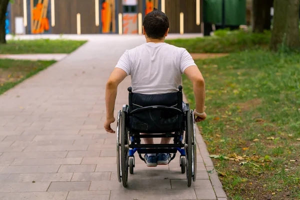 Ένταξη Ένας Άνδρας Αναπηρίες Οδηγεί Ένα Αναπηρικό Καροτσάκι Κατά Μήκος — Φωτογραφία Αρχείου
