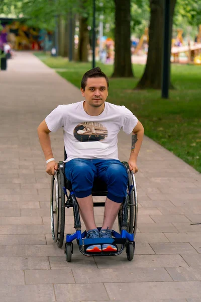 Inclusividad Hombre Con Discapacidad Monta Una Silla Ruedas Largo Del — Foto de Stock