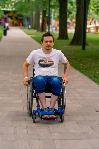 Inclusivité Homme Handicapé Emprunte Fauteuil Roulant Long Sentier Parc Municipal — Photo