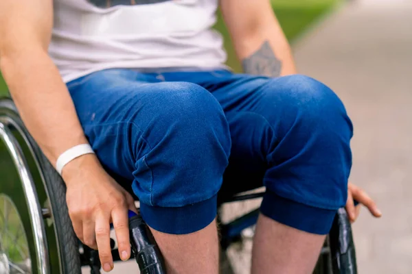 Inclusiveness Close Knees Man Disabilities Who Rides Wheelchair City Park — Stock Photo, Image