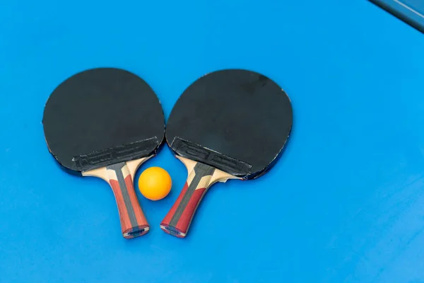 Two Tennis Rackets Orange Tennis Ball Lie Blue Tennis Table — Stock Photo, Image