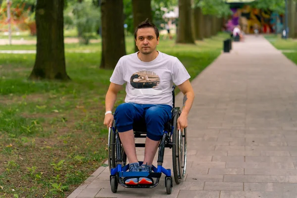Inclusividad Retrato Joven Con Discapacidad Silla Ruedas Parque Ciudad Sobre — Foto de Stock