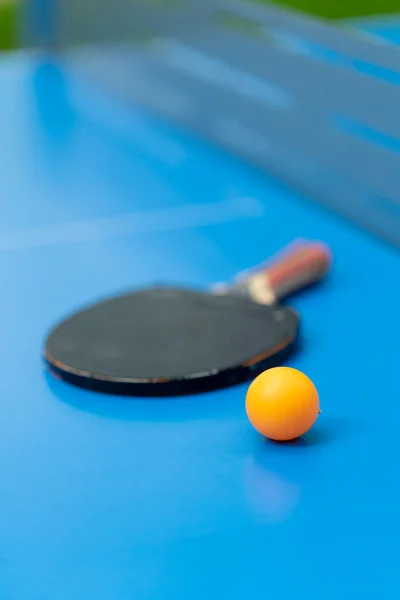 Una Racchetta Tennis Una Pallina Tennis Arancione Trovano Tavolo Tennis — Foto Stock