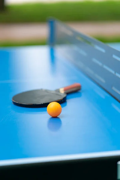 Ein Tennisschläger Und Ein Orangefarbener Tennisball Liegen Auf Einer Blauen — Stockfoto