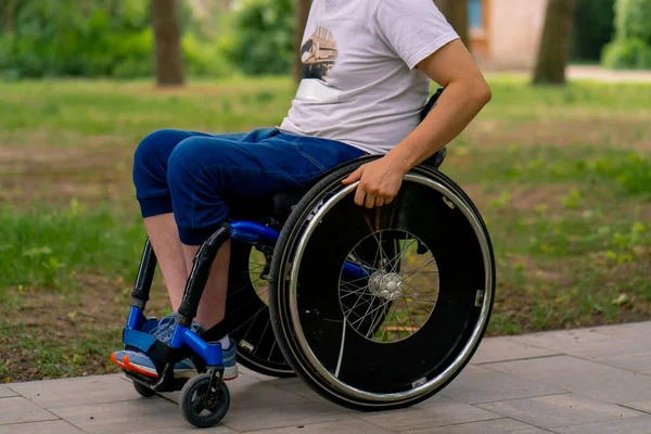Inklusion Ein Junger Mann Mit Behinderung Fährt Rollstuhl Einem Stadtpark — Stockfoto