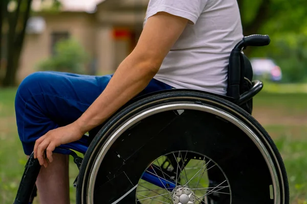 Integracja Młody Człowiek Niepełnosprawny Jeździ Wózku Inwalidzkim Parku Miejskim Tle — Zdjęcie stockowe