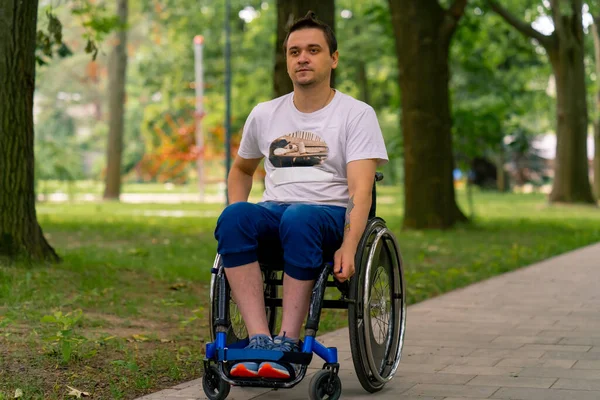 Engelli Bir Gencin Özgünlük Portresi Bir Şehir Parkında Tekerlekli Sandalyede — Stok fotoğraf