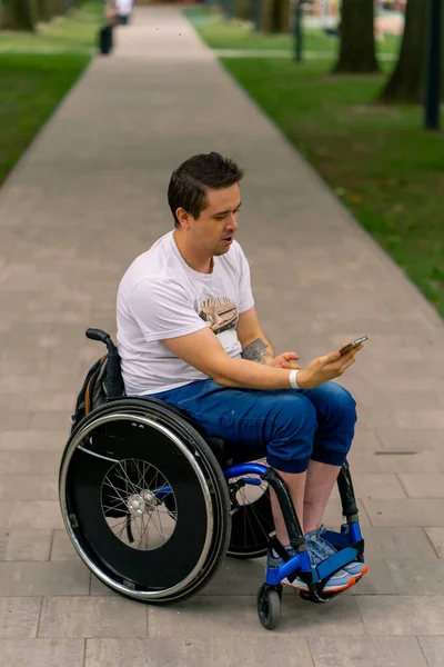 Inkluzivita Muž Zdravotním Postižením Invalidním Vozíku Podívá Smartphonu Žasne Nad — Stock fotografie