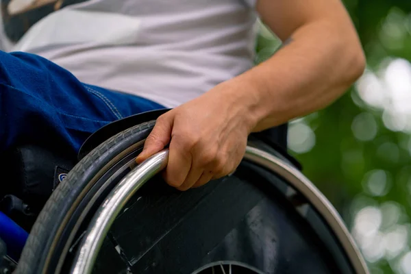 Συμπερίληψη Κοντινό Πλάνο Του Χεριού Ενός Άνδρα Αναπηρίες Που Κάθεται — Φωτογραφία Αρχείου