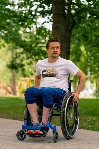 Inclusividad Retrato Joven Con Discapacidad Silla Ruedas Parque Ciudad Sobre — Foto de Stock
