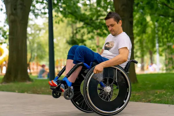 Inclusividad Hombre Con Discapacidad Hace Acrobacias Silla Ruedas Parque Ciudad — Foto de Stock