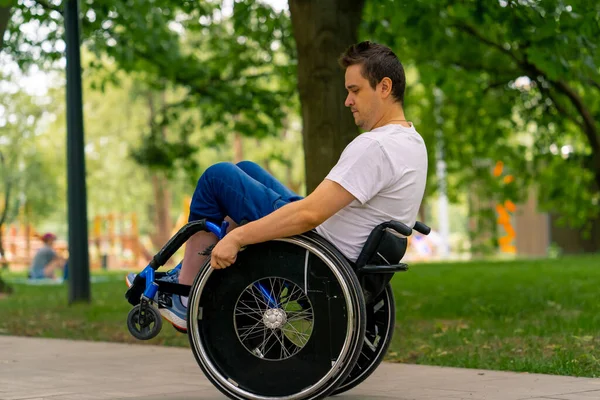 Inkluzywność Człowiek Niepełnosprawny Wykonuje Akrobacje Wózkach Inwalidzkich Parku Miejskim Tle — Zdjęcie stockowe