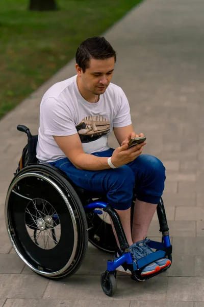 Inkluzivita Zaostřeno Muž Zdravotním Postižením Invalidním Vozíku Zírá Smartphonu Který — Stock fotografie