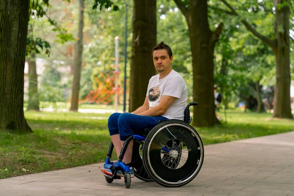 Inclusividade Retrato Jovem Com Deficiência Uma Cadeira Rodas Parque Cidade — Fotografia de Stock