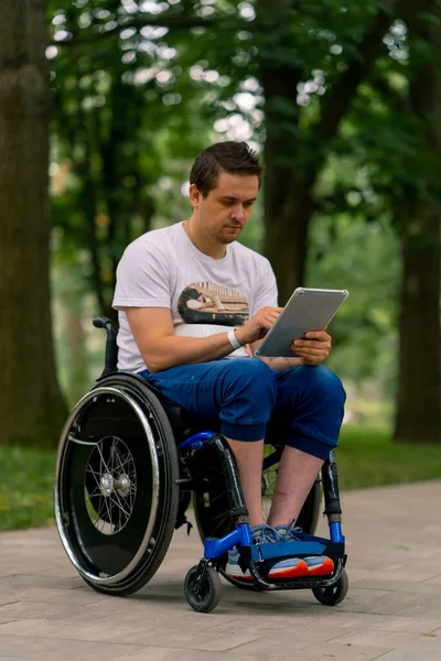 Ένταξη Ένας Άνδρας Αναπηρίες Αναπηρικό Αμαξίδιο Κοιτάζει Προσεκτικά Την Πλακέτα — Φωτογραφία Αρχείου