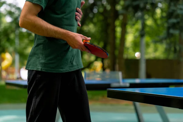 Homem Mais Velho Usando Boné Segurando Uma Raquete Joga Ping — Fotografia de Stock