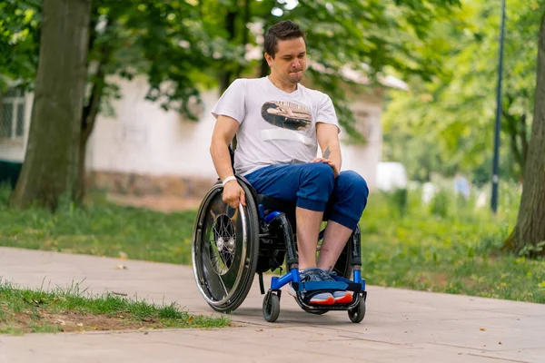 Inclusività Ritratto Giovane Disabile Sedia Rotelle Parco Cittadino Sullo Sfondo — Foto Stock