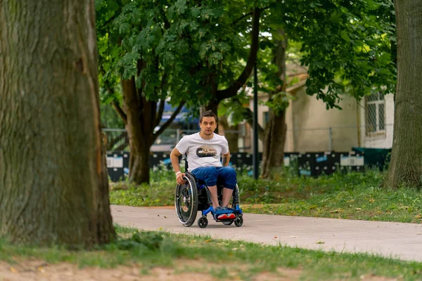 Inkluzywność Portret Młodego Człowieka Niepełnosprawnego Wózku Inwalidzkim Parku Miejskim Tle — Zdjęcie stockowe
