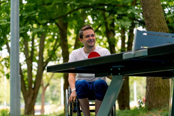 Tekerlekli Sandalyedeki Engelli Bir Adam Şehir Parkında Ağaçlara Karşı Masa — Stok fotoğraf