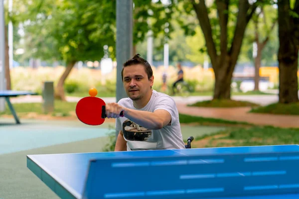 Инклюзивность Инвалид Инвалидной Коляске Играет Пинг Понг Городском Парке Фоне — стоковое фото