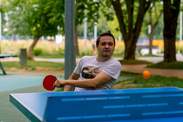 Inclusividade Homem Com Deficiência Uma Cadeira Rodas Joga Ping Pong — Fotografia de Stock