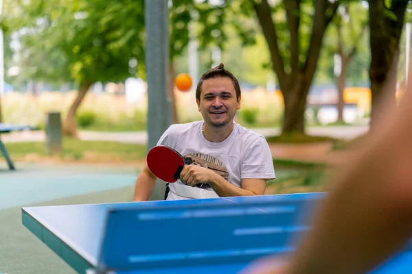 Inclusividade Homem Com Deficiência Uma Cadeira Rodas Joga Ping Pong — Fotografia de Stock