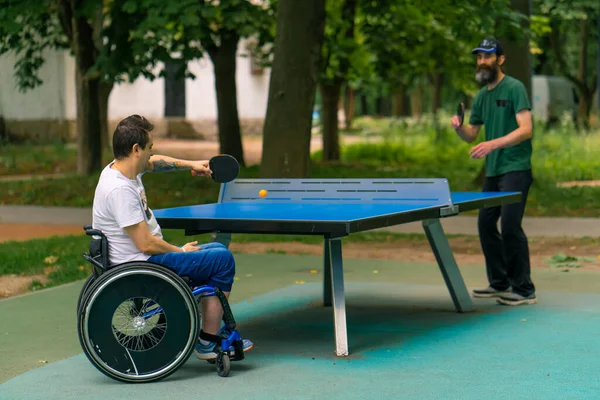 Inclusividad Hombre Discapacitado Silla Ruedas Juega Ping Pong Contra Anciano — Foto de Stock