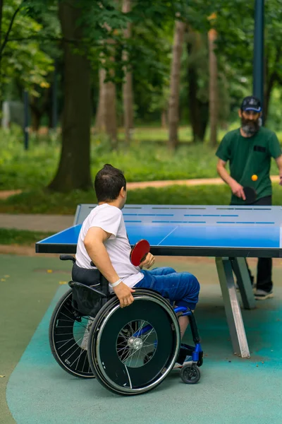 Inkluzywność Niepełnosprawny Wózku Inwalidzkim Gra Ping Ponga Przeciwko Starcowi Szarą — Zdjęcie stockowe