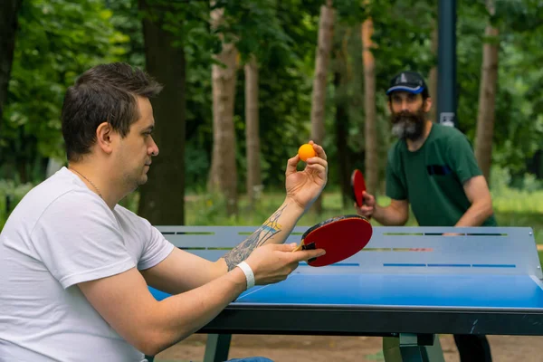 Inclusividad Hombre Discapacitado Silla Ruedas Juega Ping Pong Contra Anciano —  Fotos de Stock