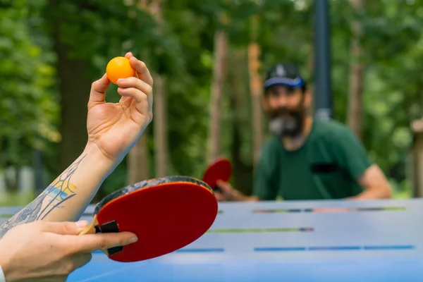 Primo Piano Una Palla Ping Pong Servita Sullo Sfondo Uomo — Foto Stock