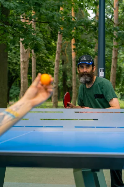 Close Uma Bola Ping Pong Sendo Servido Contra Fundo Homem — Fotografia de Stock