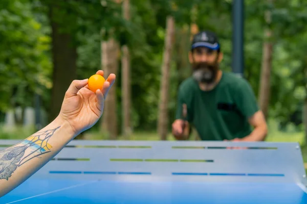 Primer Plano Una Pelota Ping Pong Que Sirve Fondo Hombre —  Fotos de Stock