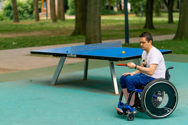 Инклюзивный Инвалид Инвалидной Коляске Рядом Синим Столом Настольного Тенниса Бьет — стоковое фото