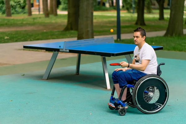 Hombre Discapacitado Inclusivo Una Silla Ruedas Junto Una Mesa Pong — Foto de Stock