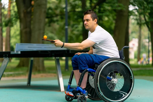 Mavi Pin Pon Masasının Yanındaki Tekerlekli Sandalyedeki Özel Engelli Adam — Stok fotoğraf