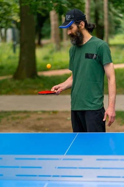 Anziano Vicino Tavolo Ping Pong Blu Colpisce Una Palla Arancione — Foto Stock
