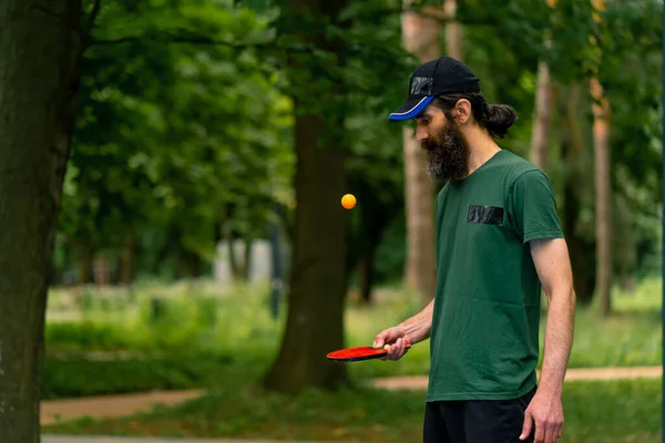 Ein Älterer Mann Neben Einer Blauen Tischtennisplatte Schlägt Einem Stadtpark — Stockfoto