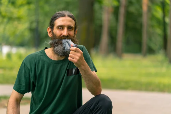 Older Man Long Hair Gray Beard Smokes Pipe City Park — Stock Photo, Image